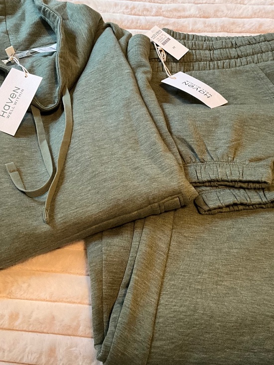 Haven Well Within Tops - NWT Set Haven Well Within Fleece Sweatshirt AND Jogger Medium Green